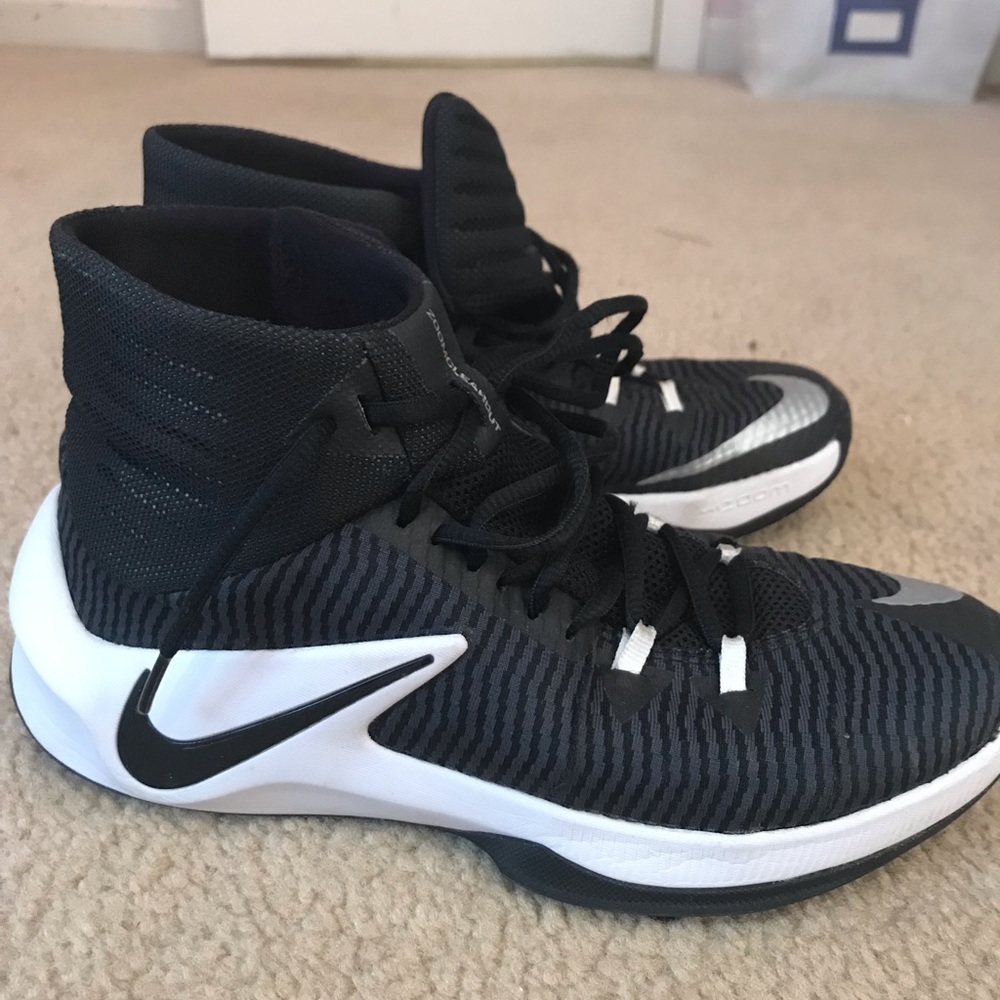 Nike zoom clear out basketball shoe